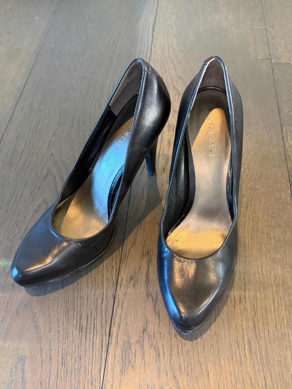 Nine West Black Leather Rounded Pointed-Toe Pumps